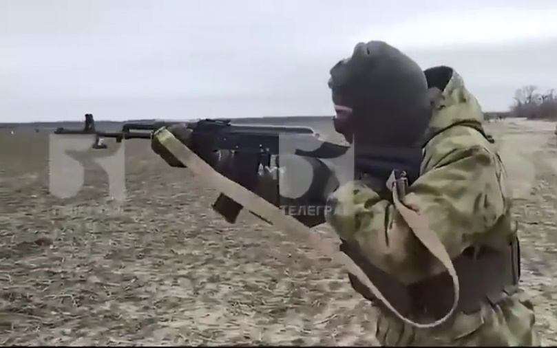 Tình nguyện viên Serbia tập bắn AK-74, sẵn sàng tham chiến cùng Nga